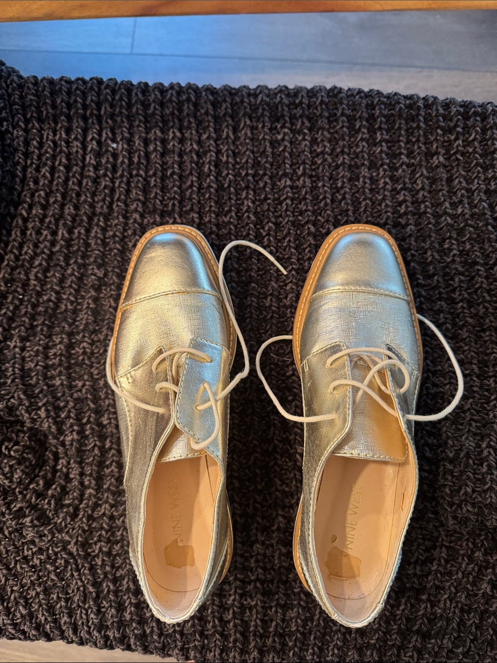 Metallic Silver Women's loafers. NINE WEST;
5.5.
The insole torn abit due to lab